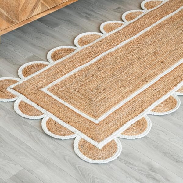 Scalloped jute Rug with off white edge